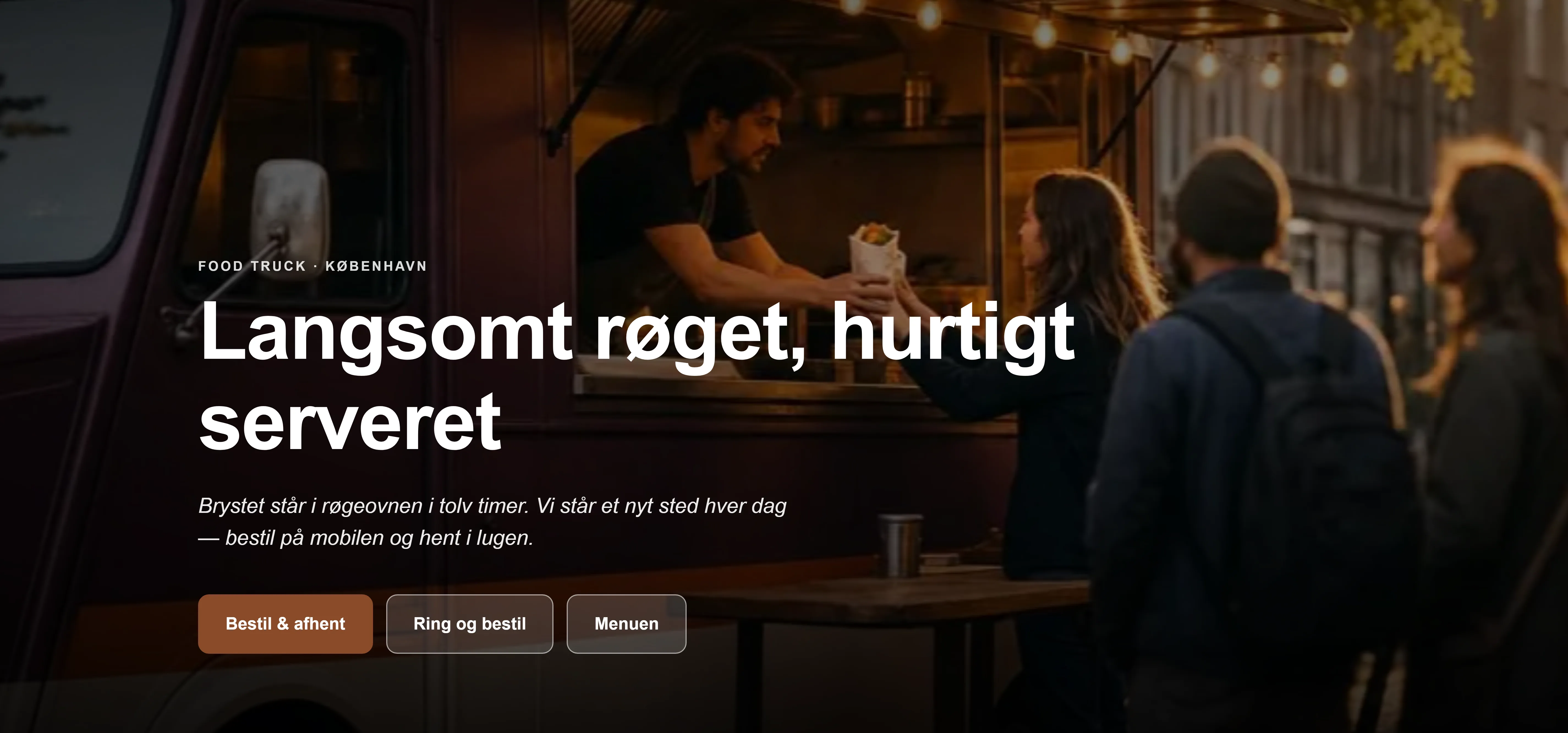 Forsiden på food trucken Rygeriets side, bygget af Goboblo, på dansk: navnet, linjen Langsomt røget, hurtigt serveret, en Bestil nu-knap og åbningstiderne