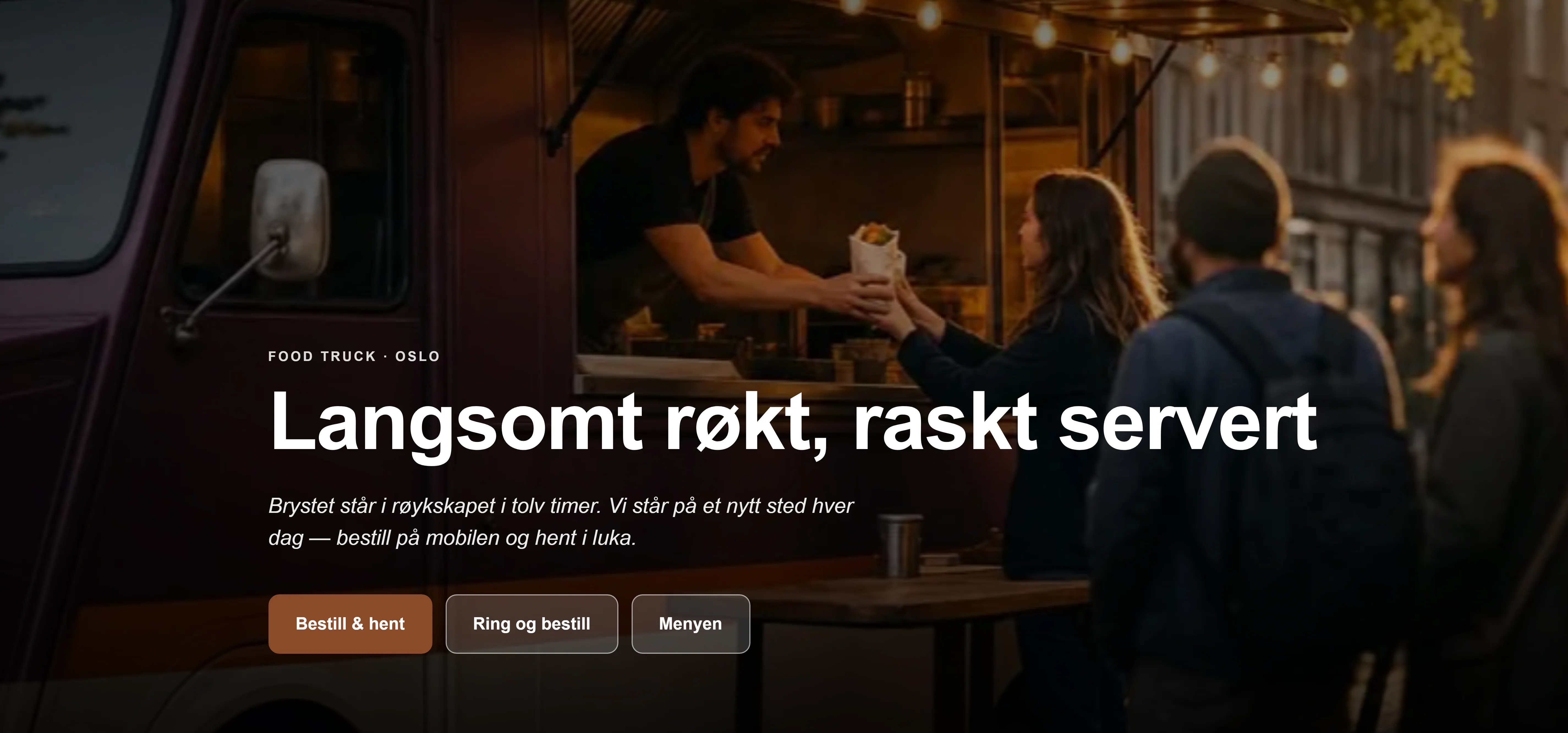 Forsiden på foodtrucken Røkeriets side, bygget av Goboblo, på norsk: navnet, linjen Langsomt røkt, raskt servert, en Bestill nå-knapp og åpningstidene