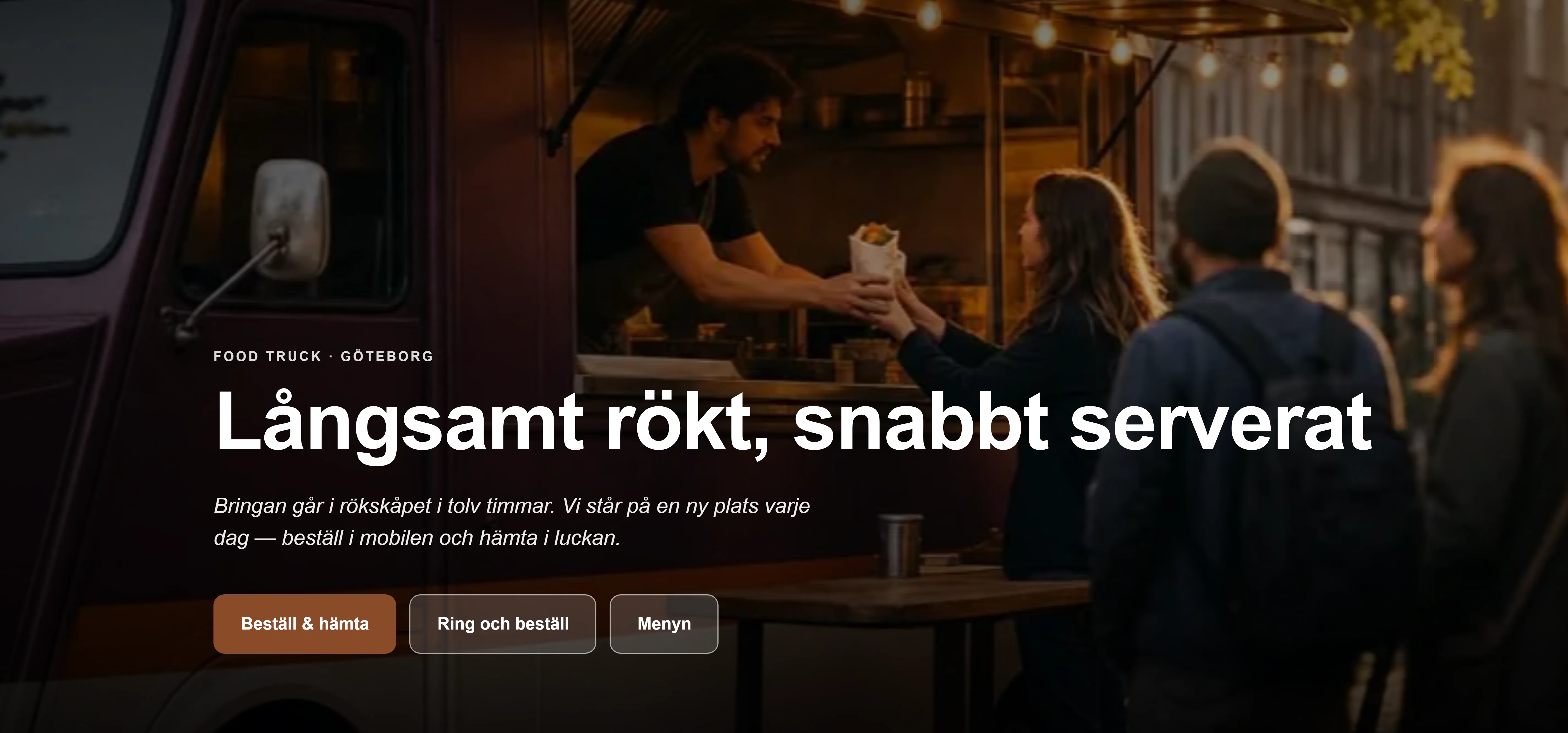 Förstasidan på foodtrucken Rökeriets sajt, byggd av Goboblo: namnet, raden Långsamt rökt, snabbt serverat, en Beställ nu-knapp och öppettiderna