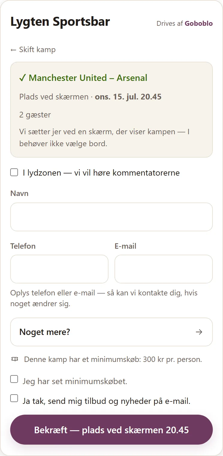 Bookingwidgeten på mobilen: valgt kamp Manchester United–Arsenal låst til kickoff, «Plads ved skærmen» og beskeden om, at gæsten ikke behøver vælge bord