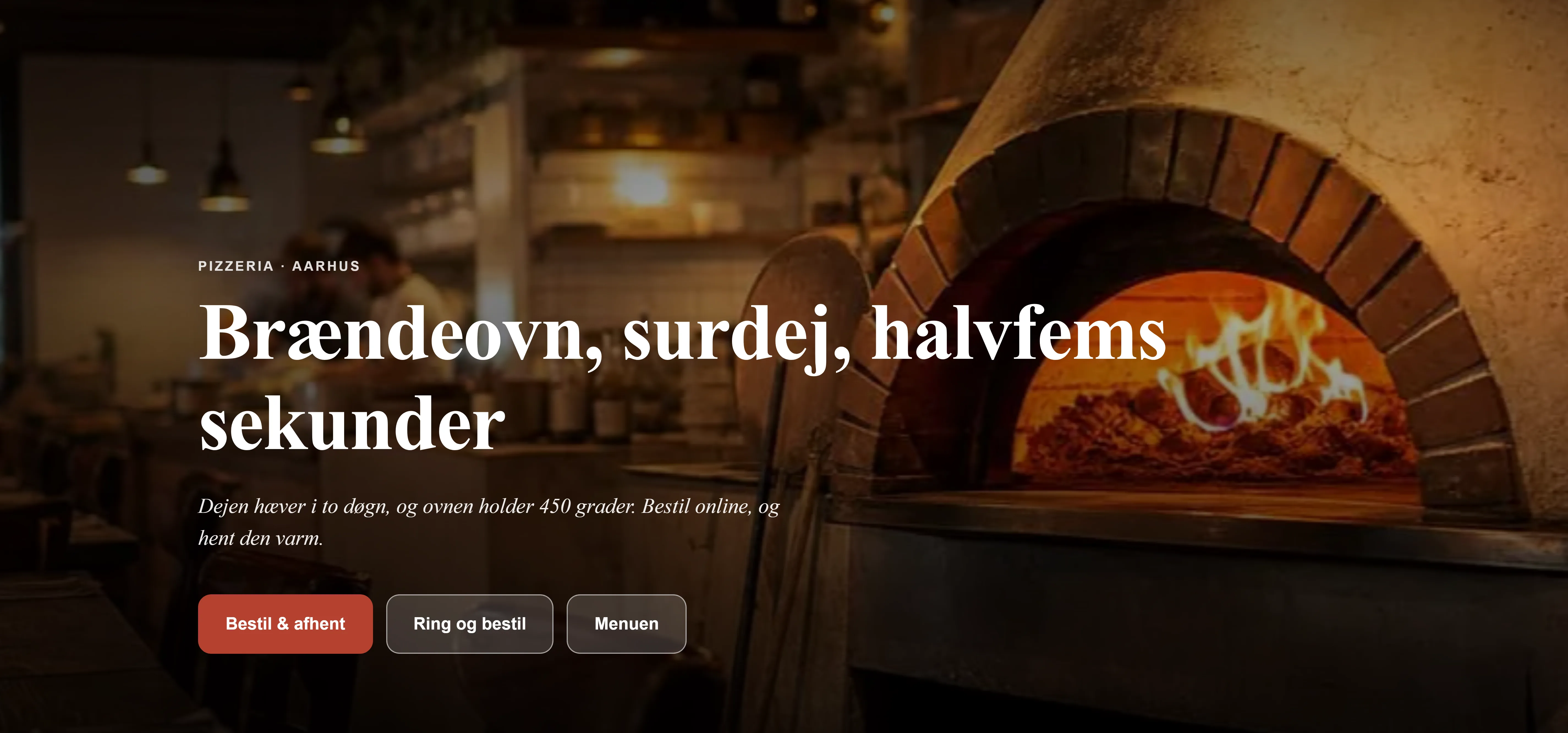 Toppen af pizzeriaet Vulkanos side, på dansk: navnet, linjen Brændeovn, surdej, halvfems sekunder, en Bestil nu-knap og åbningstiderne — en side bygget ud fra det, kroejeren lagde ind