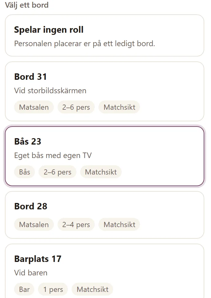 Gästens bordslista med Bås 23 valt — plommonmarkerad ram runt bordet med egen TV, 2–6 platser och matchsikt, demo-lokalens riktiga vy