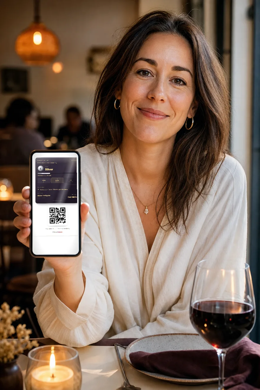 Gjest som viser medlemskortet sitt i mobilen — en klubb i nivåer på Sølv, med nivåene Bronse, Sølv og Gull