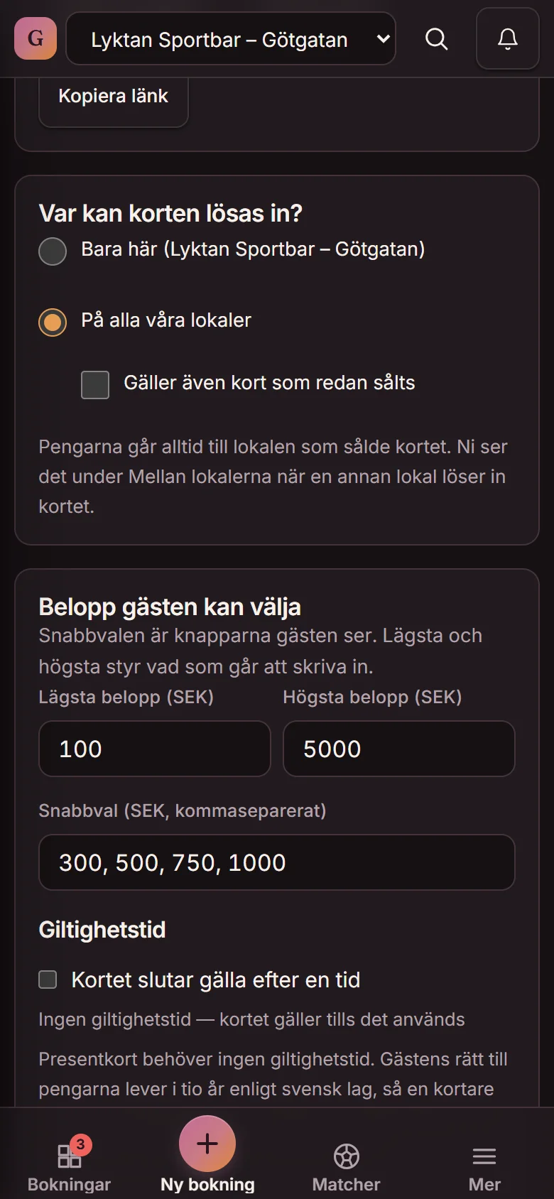 Presentkortsinställningen Var kan korten lösas in? Bara här eller På alla våra lokaler (valt), och raden att pengarna alltid går till lokalen som sålde kortet (demo)