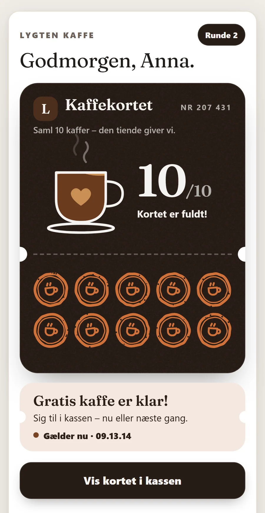 Et fuldt stempelkort på gæstens telefon: ti af ti stempler og en billet til gratis kaffe, som gæsten viser i kassen.