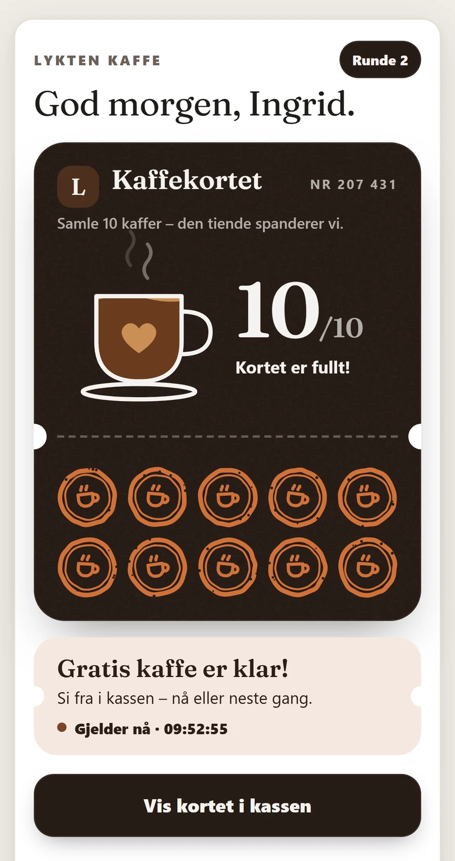 Fullt stempelkort i gjestens mobil med billetten «Gratis kaffe er klar!» – gjesten viser den i kassen.